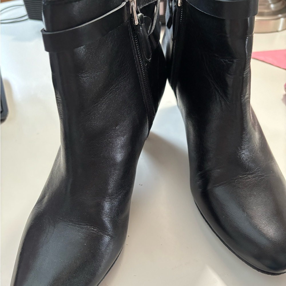 Sam Edelman Black Leather Ankle Boot with Side Zip and Curved Heel